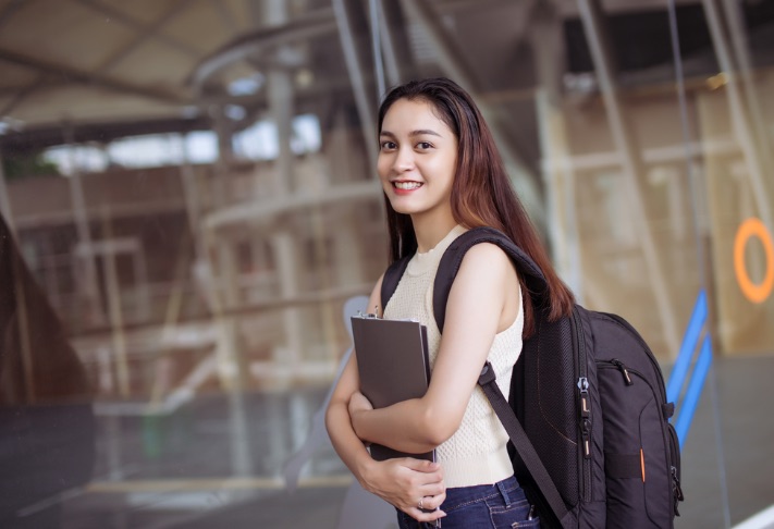 girl_with_books